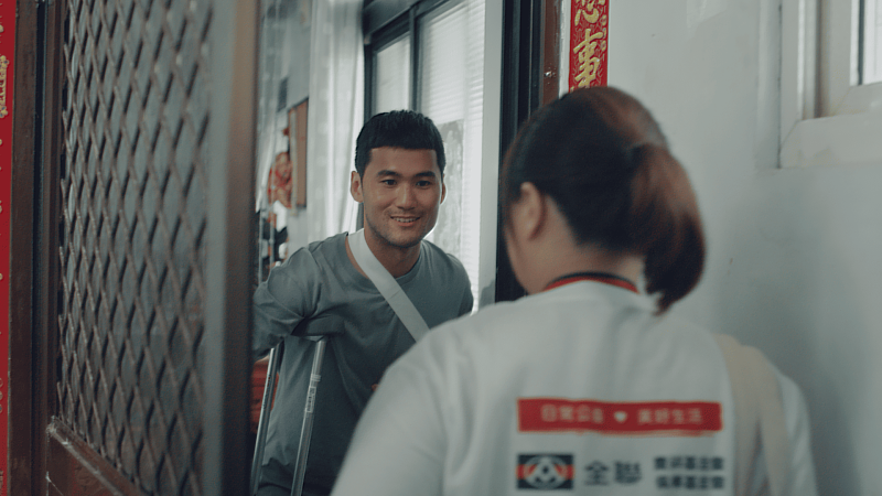 「幫一把，就是這麼自然」全聯慶祥基金會推出全新公益廣告，期望能給予需要急難救助的民眾即時協助。