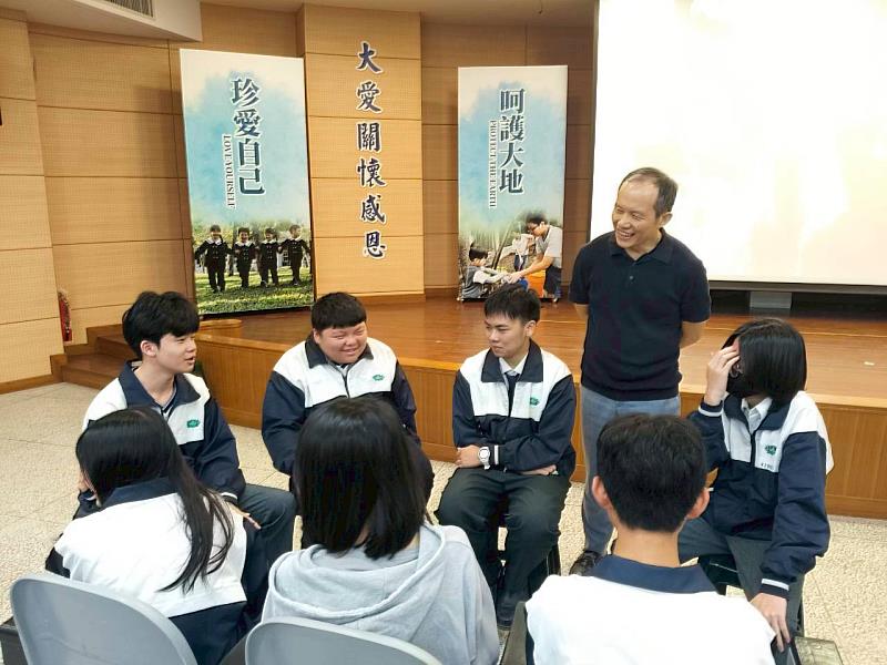 張德勝教授聆聽學生分享。