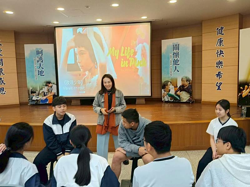 楊馥綺老師帶領學生討論。