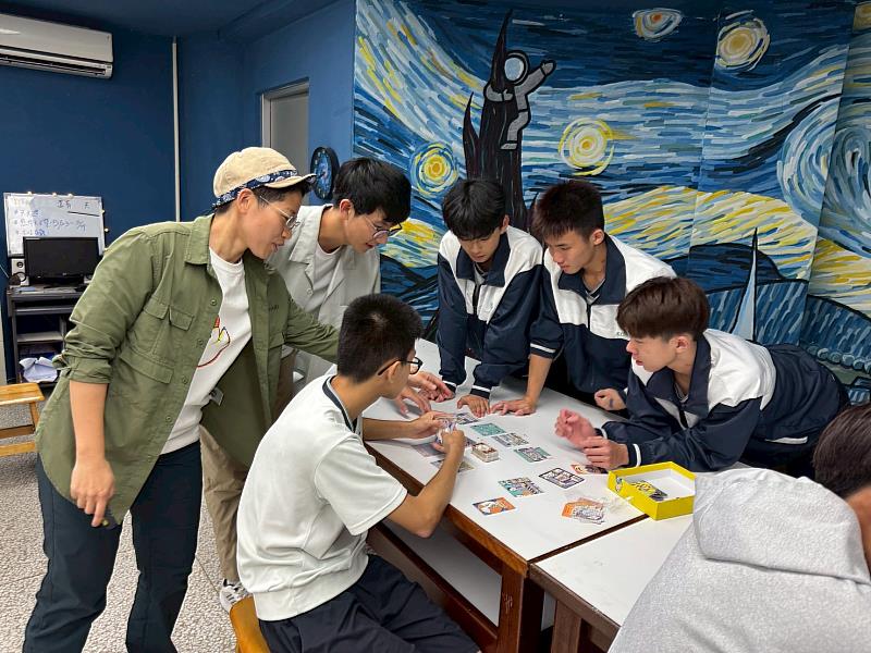 江映帆老師、王敬堯老師透過性平桌遊引導與學生討論。