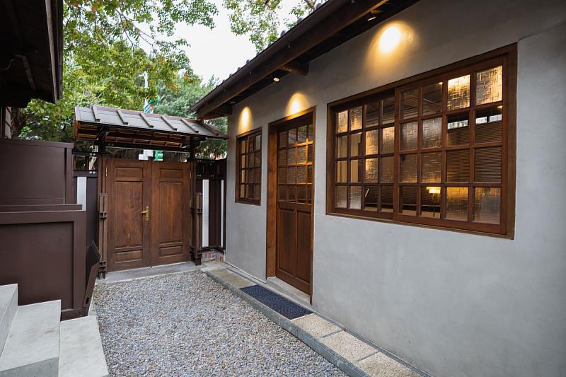 樂埔薈所入口空間。延續日式官舍的建築語彙，透過簡潔的線條與材質，營造出當代私人沙龍的私密與優雅感。