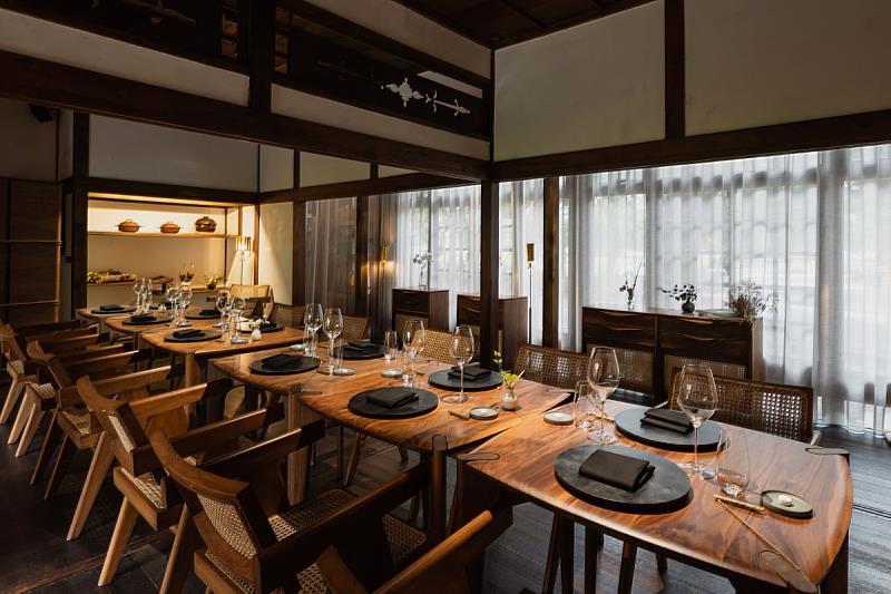 樂埔薈所室內空間。展現歷史建築活化後的餐飲機能，保留傳統日式木構件之美，並融入現代設計與精緻餐桌布置。