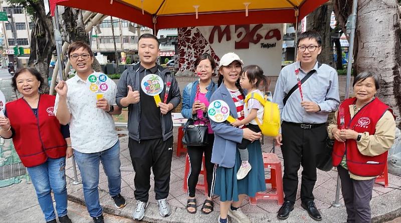 艋舺服飾商圈理事長林韋志（左2）與追風奇幻島營運部總監李振宇（中）及志工隊合影，宣布第6年捐血活動正式啟動。