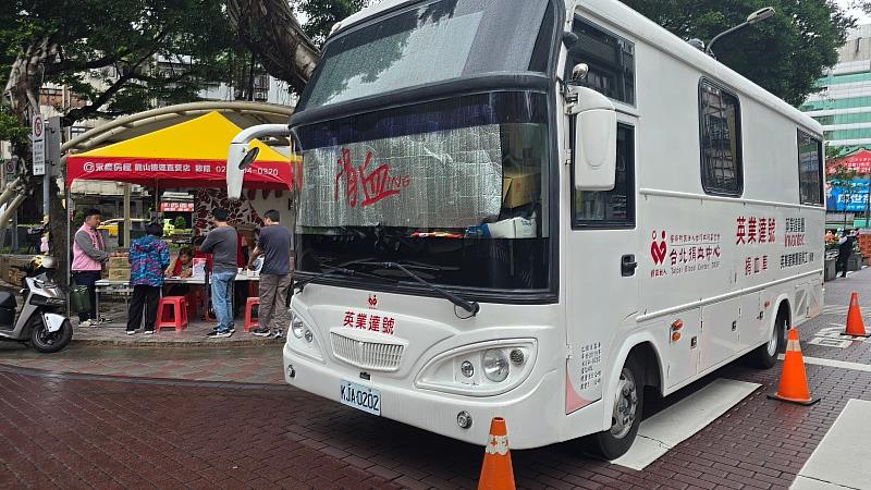 萬華大理街三角公園捐血車前人潮絡繹不絕，吸引在地民眾與愛小孩的爸媽共襄盛舉。