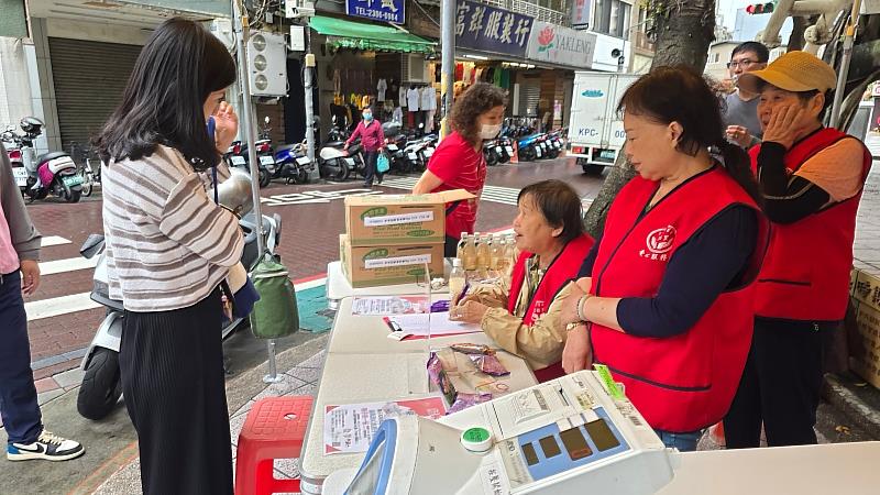 吃喝玩樂整合行銷與追風奇幻島品牌標誌並列於活動現場，完美詮釋企業跨界結合公益的熱血形象。在地富福里愛心媽媽更無私的擔任志工全程協助。