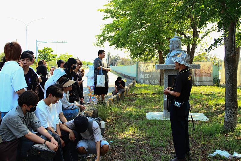 鹿耳社區發展協會蔡登進理事長於鄭成功紀念雕像前進行現場導覽。