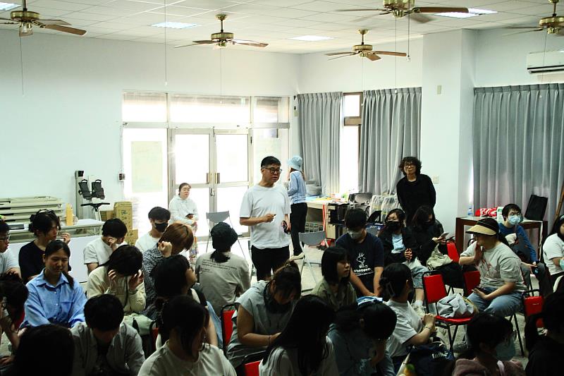 視傳系鄭中義老師與張聰賢老師向學生解釋活動目的及後續設計規劃。