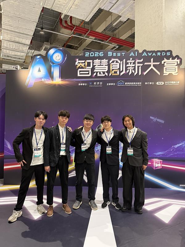 0xStyle團隊與指導老師簡暐哲教授（中）合照。