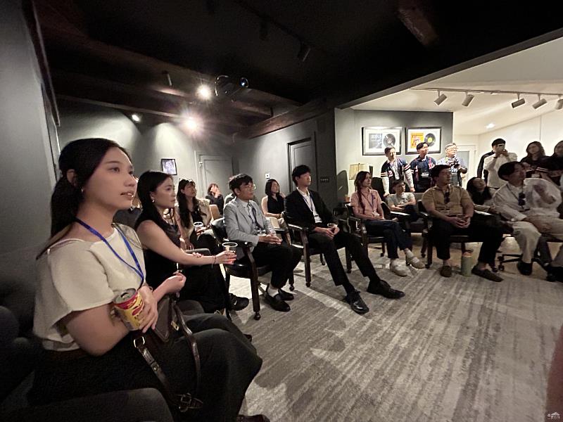 與會者專心聆聽徐佳青說明臺美夥伴關係。