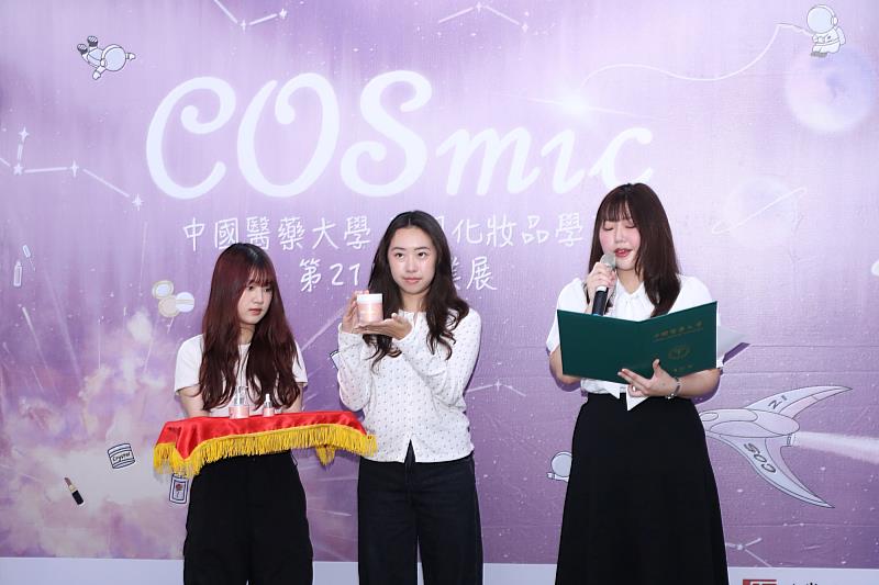 畢業同學展示創意研發成果。