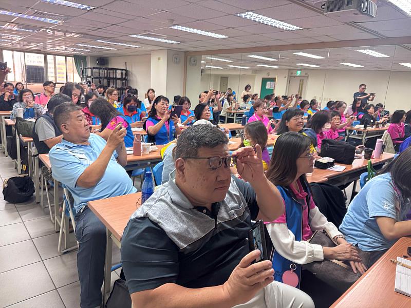 救國團桃園市團委會舉辦手機短影音研習，義工齊學短影音接軌AI新時代（實作照片）。