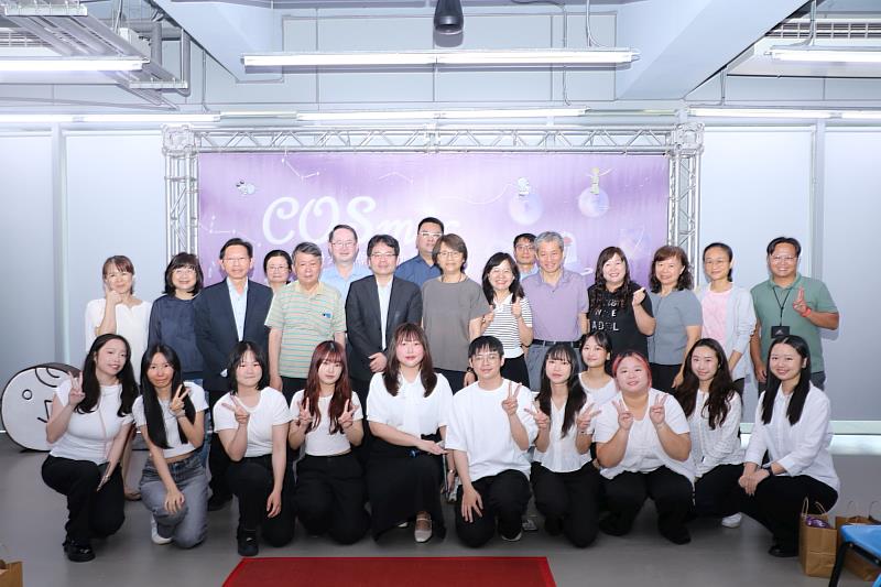 中國醫藥大學藥化妝品學系今年畢業成果展揭幕師生合影。