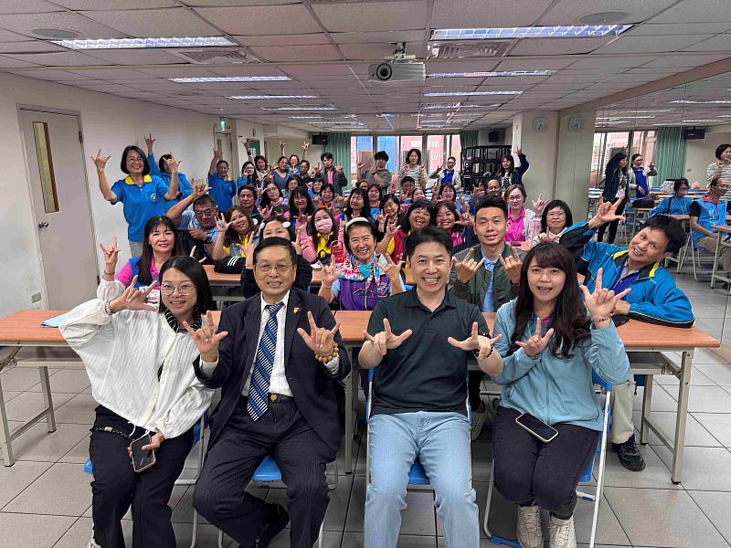 救國團桃園市團委會舉辦手機短影音研習，義工齊學短影音接軌AI新時代（大合照）。