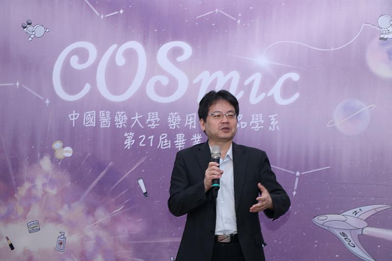 陳悅生主任秘書代表江安世校長開幕致詞。