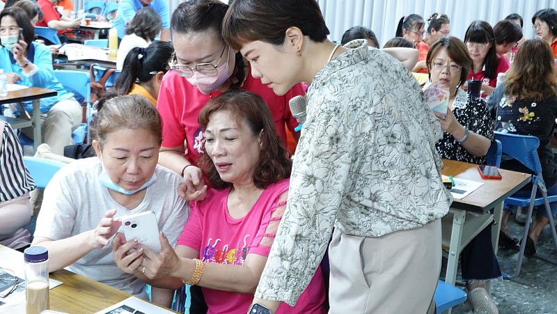 救國團高雄市團委會強化公益影像行銷力 百名義工齊聚學AI短影音