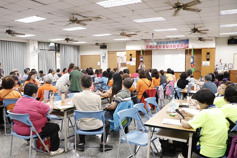 救國團高雄市團委會強化公益影像行銷力 百名義工齊聚學AI短影音