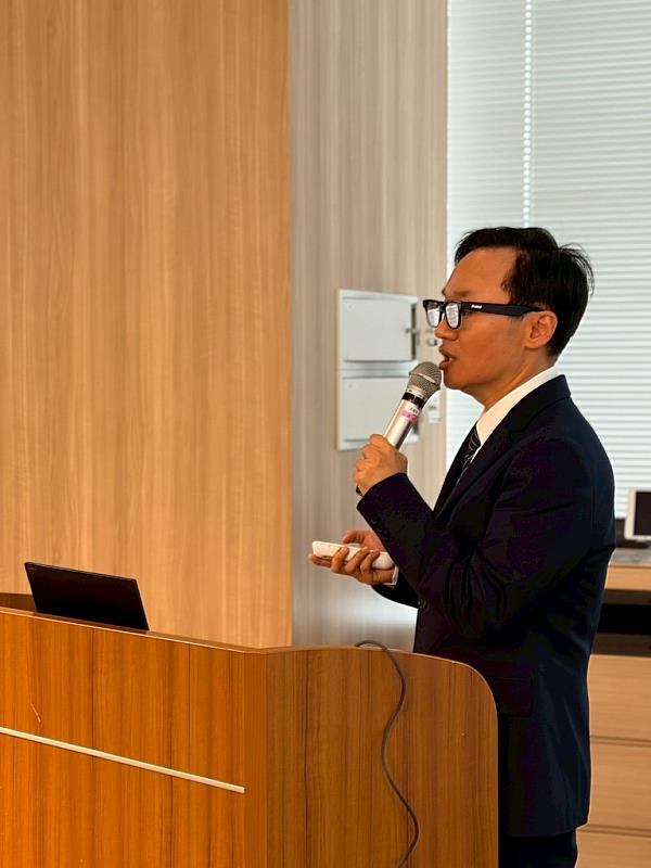 孫立易博士介紹花蓮慈濟醫院細胞研製中心的高規先進設備與植物標靶新藥等研究。