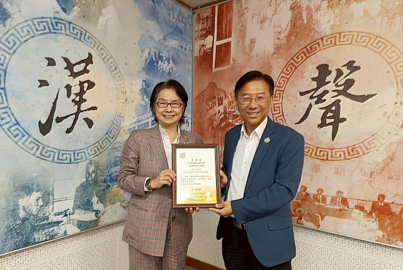群景國際商務法律事務所所長蔡慧玲律師（左）頒贈廣播專訪感謝狀予農業部農田水利署七星管理處陳聖義處長（右）。