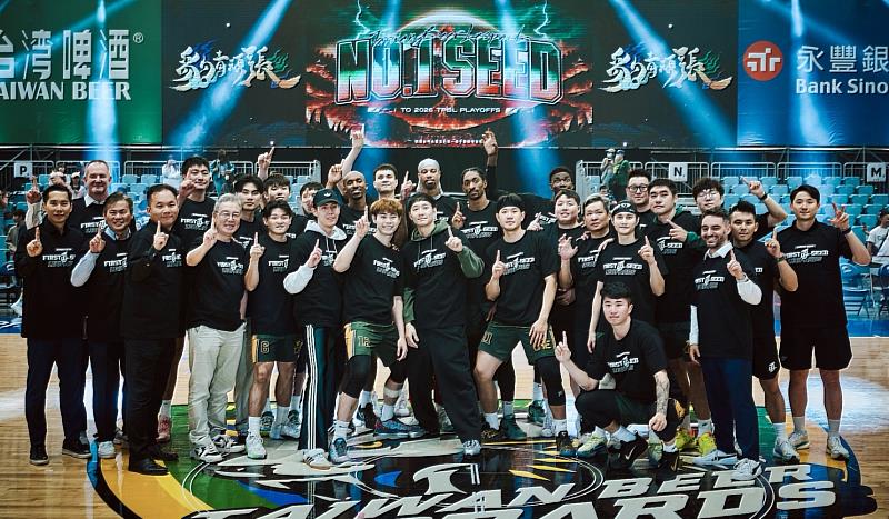 永豐銀行冠名贊助「台啤永豐雲豹」職業籃球隊昨（26）日勇奪TPBL聯盟2025-26年賽季例行賽第1、邁向總冠軍。（圖為賽後隊職員合影／台啤永豐雲豹提供）