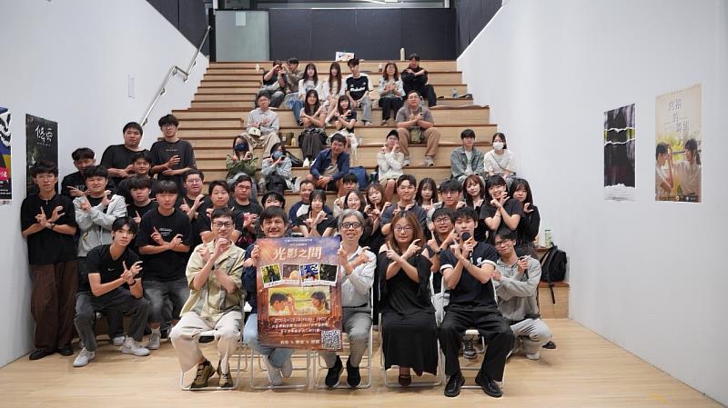 亞大資傳系學生電影公開放映活動大合影，師生共同慶祝5部原創作品的圓滿展演。