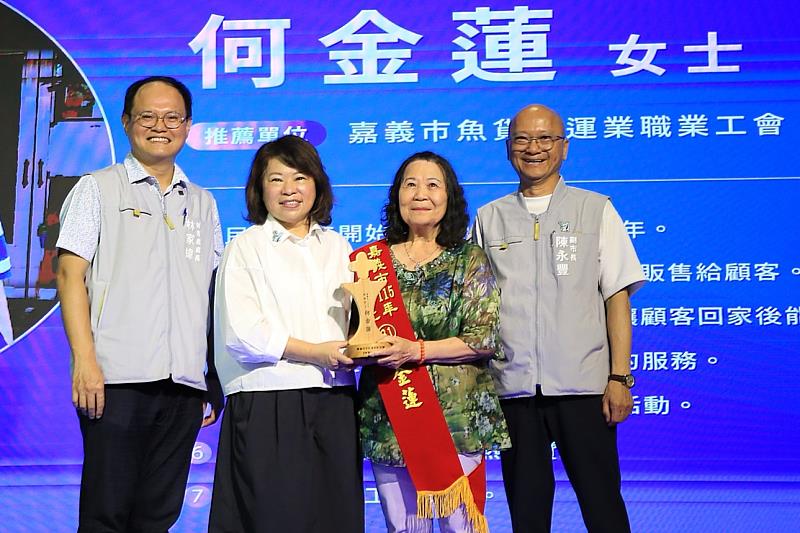 模範勞工何金蓮女士。