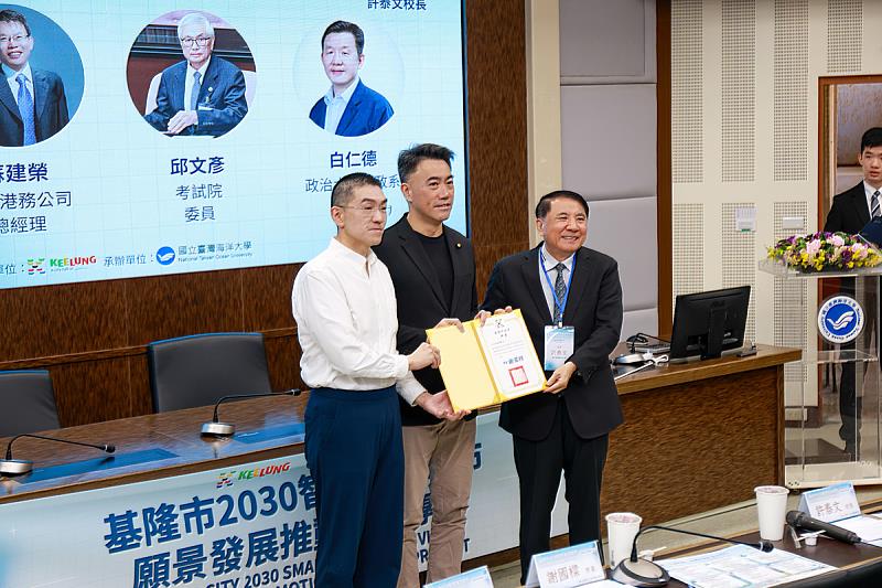 謝國樑市長親自頒發聘書予委員們。圖中為立法委員林沛祥。