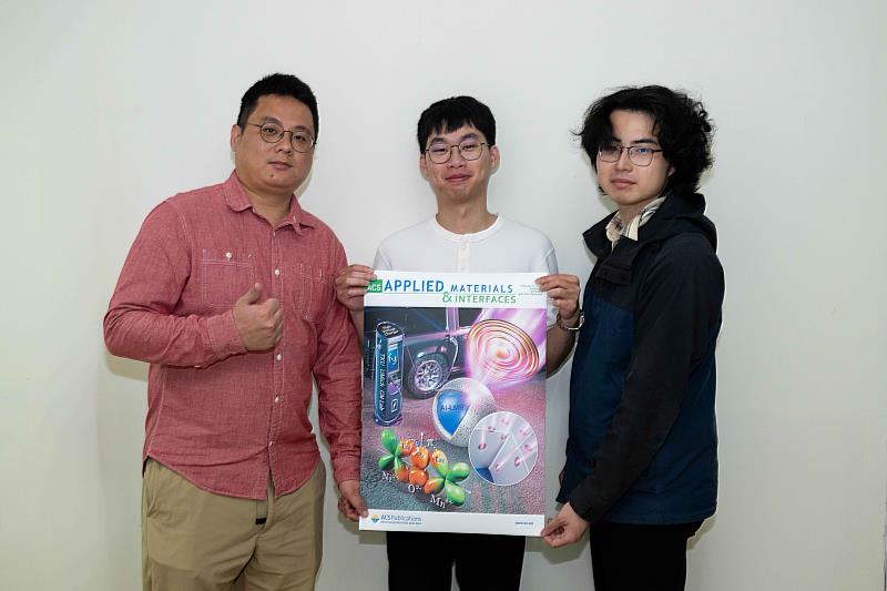 物理系王孝祖副教授（左起）帶領碩一生李奇峰、張億宏，對「富鋰錳基」正極材料的研究成果，獲國際知名期刊《ACS Applied Materials & Interfaces》刊登並選為封面。（圖／淡江大學提供）