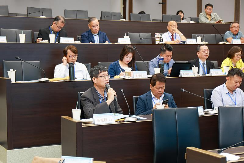 委員們攜手為基隆海洋城市發展獻策。(圖中發言者為海洋委員會海洋資源處吳龍靜處長)