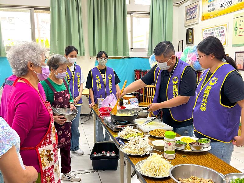 休閒事業管理系「果香山城」USR團隊，結合食農教育，透過青銀共學推動銀髮養生膳食，造福東勢長者受好評。