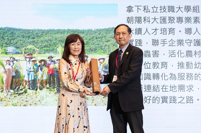 朝陽科大榮獲2026天下USR大學公民獎私立技職中部之冠，由副校長徐松圻（右）代表領獎。