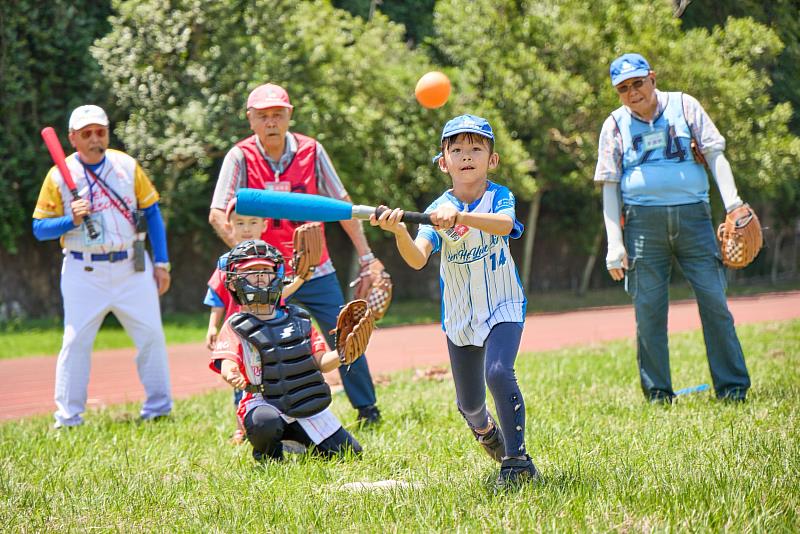 銀髮產業管理系首創「幼老共園」，透過幼老棒球隊，推動世代永續共榮共好。