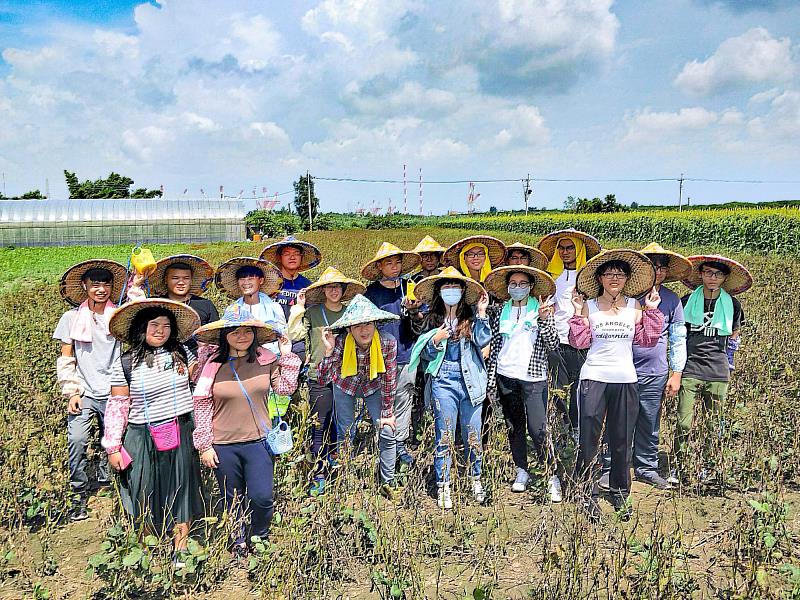 朝陽科大應化系USR團隊深入雲林，以同耕共學模式，打造「崙元雜糧廊道」，守護耕作環境。