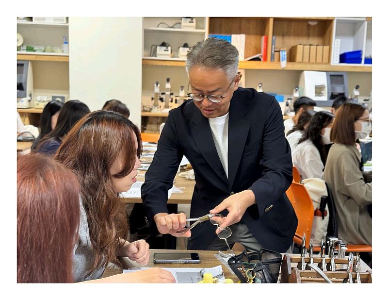 森老師仔細指導學生使用專用工具調整鏡框，透過面對面的專業傳承，將日本百年調框藝術傳授給年輕學子。