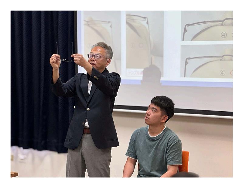 森老師向學生示範如何調整眼鏡的配重，讓眼鏡能舒適地戴在臉上。