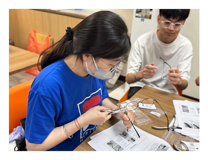 實務操作時間，學生專注練習調整鏡框。