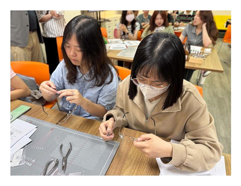 學生依照講座中學習到的調框技巧，實際操作練習，將「差之毫釐，謬以千里」的職人堅持轉化為實際技能。