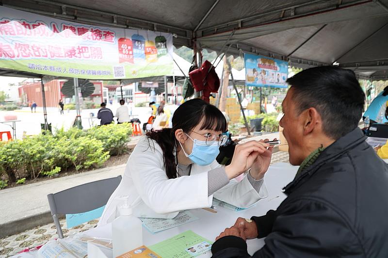 以健康成果及價值導向取代醫療服務衝量是全球醫療的趨勢，東區健保轉型並以慢病整合、特殊族群支持以及健康促進來提升國民健康，圖為花蓮慈院至秀林鄉第2期全人計畫為民眾做衛教和宣導，耳鼻喉科醫師正為民眾進行口腔癌篩檢。