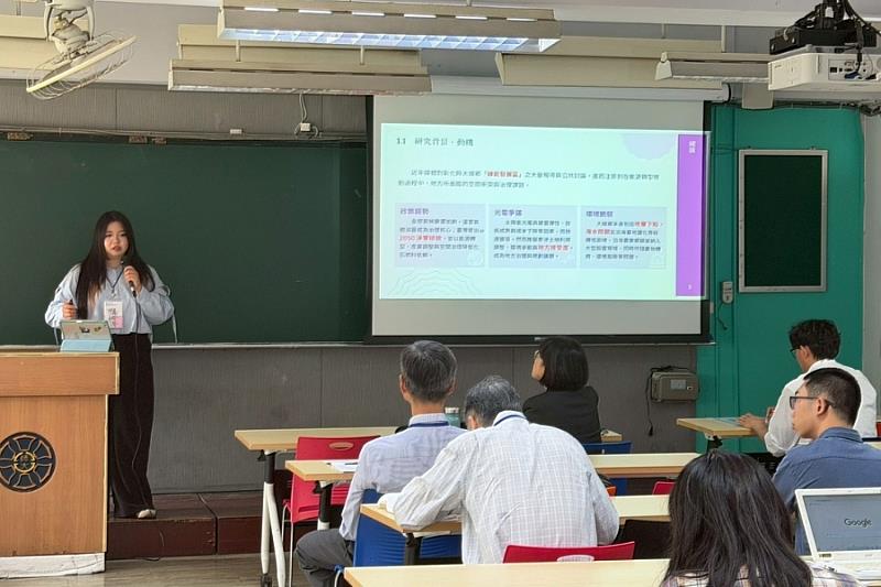 徐詠晶進行論文口頭發表，以穩健的口條與實證數據，深獲評審委員一致讚賞。