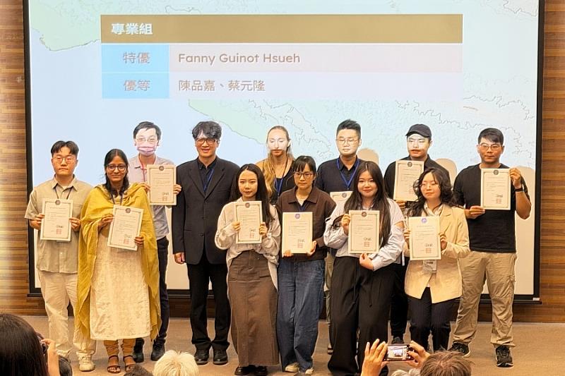 逢甲大學都資系碩士生徐詠晶（前排右2）榮獲第30屆臺灣地理國際學術研討會優秀論文獎研究生組優等。
