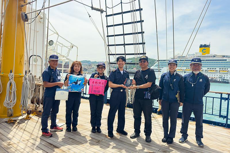 海大師資培育中心教授兼共同教育中心主任張正杰（右3）與日本練習帆船BLUE OCEANみらいへ的船員交換紀念品。