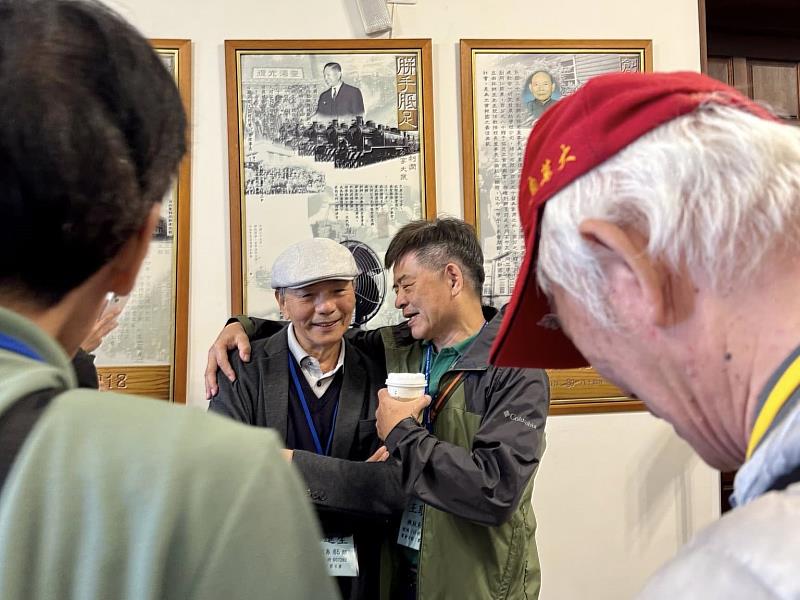 同學久違相見，敘舊特別開心。