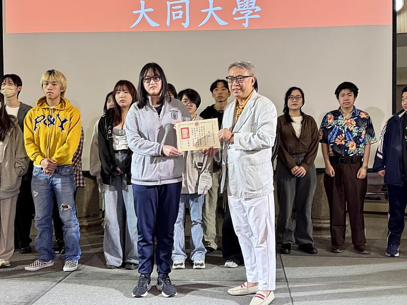 校友總會理事長朱成志頒發獎學金，鼓勵同學。