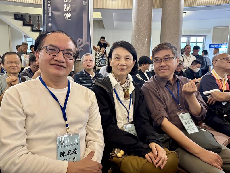 趙珊菱（中）為第1屆招收的女生。