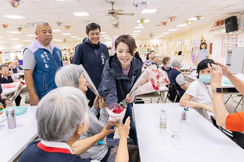 市長高虹安致贈康乃馨，向長輩們表達祝福與敬意。
