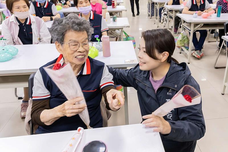 市長高虹安與現場最高齡的94歲阿嬤陳張玉燕寒暄互動。