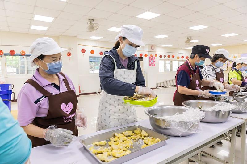 市長高虹安為長輩們打菜分餐。