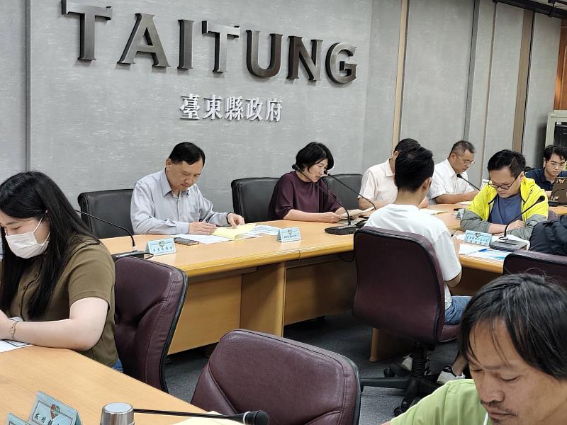 臺東縣4月份道安會報今召開，饒慶鈴指示防汛期將至，道路主管單位加強道路養護及災害搶修整備工作。