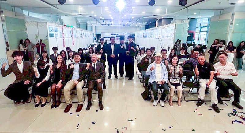 世新大學校長陳清河與觀光系師長出席「課堂作業12」開幕式。（世新大學提供）