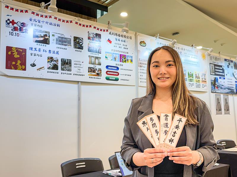 畢展總召楊捷婷分享實習經驗呼應世新觀光系課程規劃。（世新大學提供）