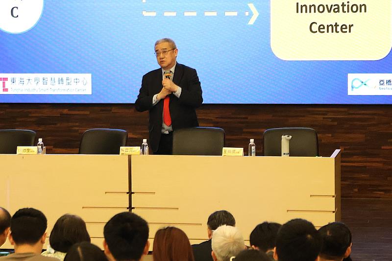 黃齊元以「台中智慧製造的未來」為題，從國際投資與產業發展角度切入，分析臺中製造業在中美競爭與國內資源分配壓力下的發展挑戰。